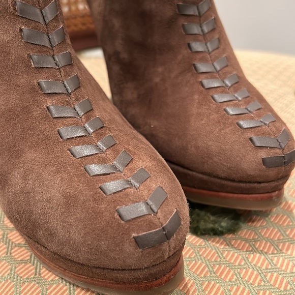 Brown suede stitched wedges booties - Picture 4 of 9